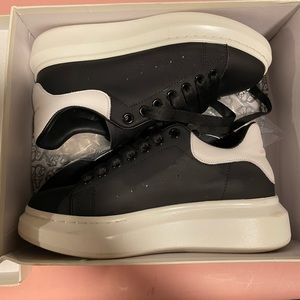 Size 38 (8) AUTHENTIC Alexander McQueens. Comes with box. Black & White.